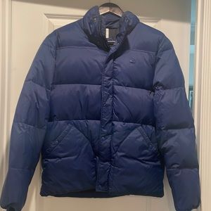 Lacoste blue puffer size 50 which is a size medium. Mid blue color